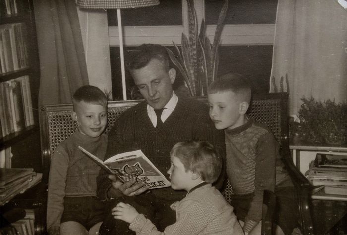 Den Helder winter 1960/'61. Vader Freek Creutzberg leest zijn kinderen Piet, Margriet en Gerben voor. Bremstraat117