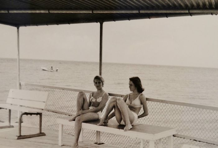 Margriet Creutzberg en Marjolein Verstappen. Curaçao 1970