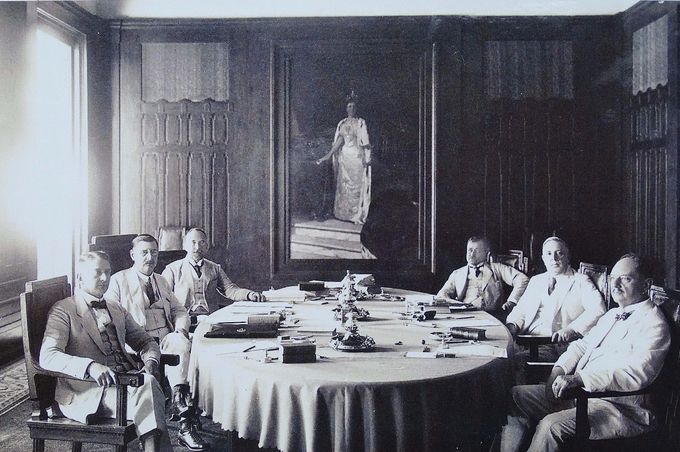 Raad van Indië. Gouverneur Generaal Fock met uiterst links grootvader Karel Frederik Creutzberg.