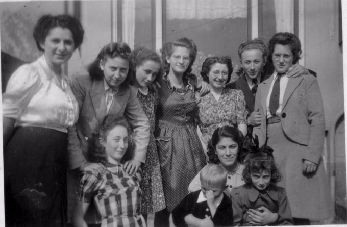 	Foto in 1942 genomen achter het huis van de familie Zaligman aan het 
Noordeinde. Achterste rij v.l.n.r. Ali Wolf, Martha Zaligman, Hendrika 
Zaligman, ?, Sonja van de Rhoer, Levie Zaligman, Lia Roos. Voorste
rij v.l.n.r. Henderjetta Zaligman en Betty Clara Levie, die de kinderen Rudi Roos en Miena Zaligman vasthoudt