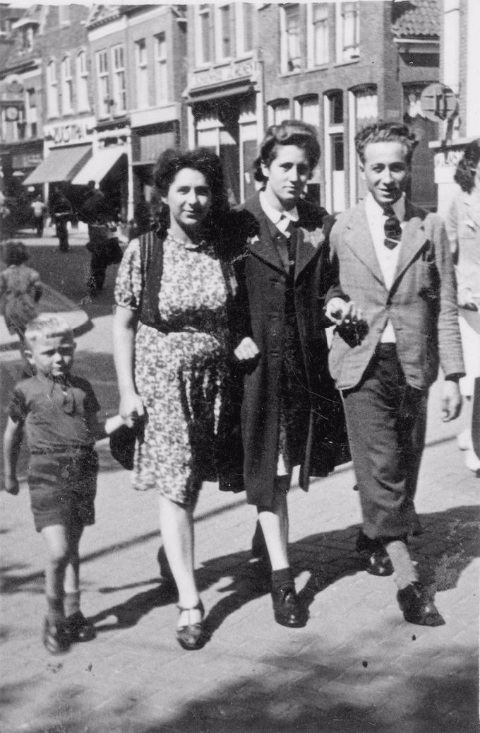 	Medio 1942 wandelen (v.l.n.r.) Rudi Roos, Ali Wolf, Lia Roos en Loeki Zaligman door de Hoofdstraat
