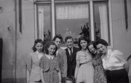  
Foto in 1942 genomen achter het huis van de familie Zaligman aan het
 Noordeinde. Te zien zijn v.l.n.r. Martha Zaligman, Hendrika Zaligman, 
 Lia Roos, Eddy Roos,Betty Clara Levie, Sonja van de Rhoer en Ali Wolf. 