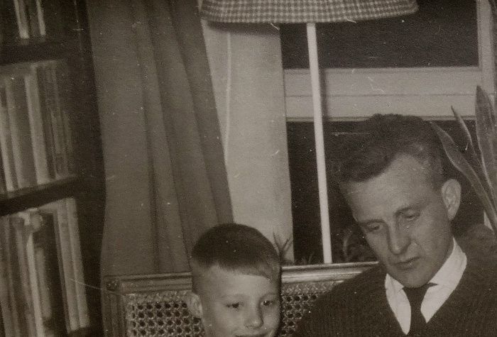 Den Helder winter 1960/'61. Vader Freek Creutzberg leest zijn kinderen Piet, Margriet en Gerben voor. Bremstraat117